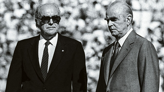 Ανδρέας Παπανδρέου - Κωνσταντίνος Καραμανλής: Έγινε τηλεφώνημα μεταξύ τους που γέννησε το «Βυθίσατε το Χόρα»; 