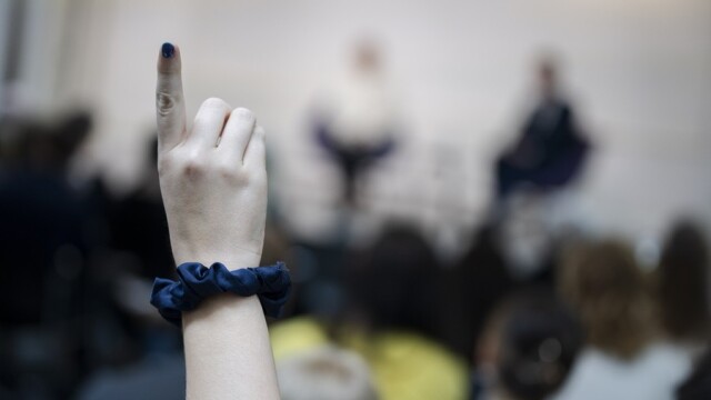 Η Δανία για να αντιμετωπίσει μαθητικές εργασίες με AI, επιβάλλει προφορική παρουσίαση στα σχολεία