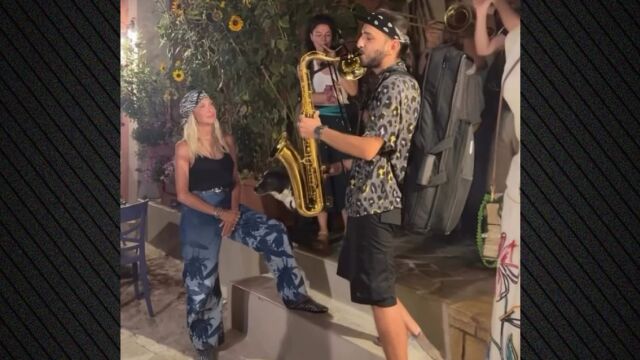 Η Άννα Βίσση απόλαυσε μπάντα που έπαιξε Τσιτσάνη σε δρόμο στο Φισκάρδο, δείτε βίντεο
