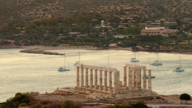 Αύγουστος στο Σούνιο: Η μεγάλη Πανσέληνος ανατέλλει πίσω από τον Ναό του Ποσειδώνα
