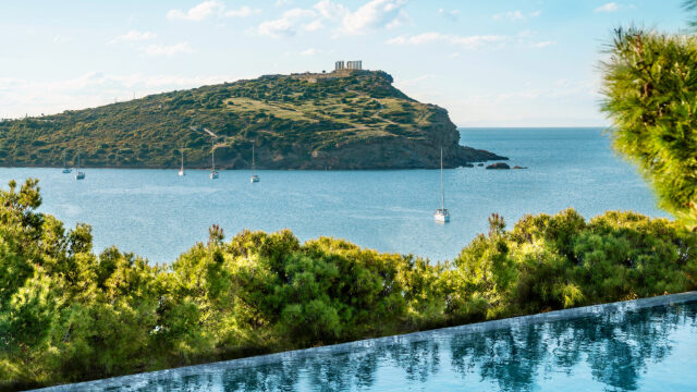 
Αύγουστος στην Ελλάδα: Δύο resorts-προορισμοί, δύο διαφορετικές εκφράσεις του ελληνικού καλοκαιριού 