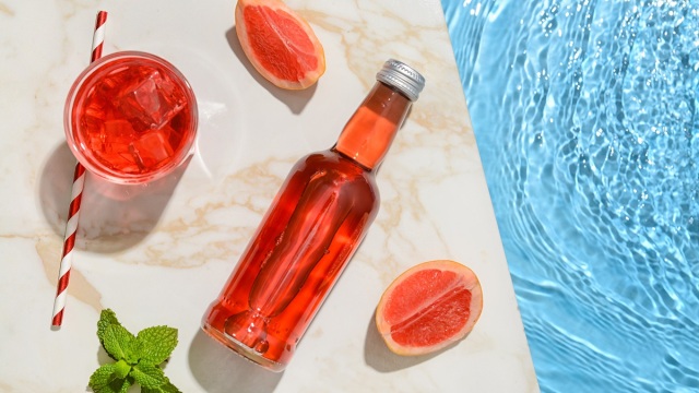 Paloma, spritz, negroni: Τα έτοιμα κοκτέιλ που βάζουμε στο ψυγείο αυτό το καλοκαίρι