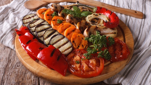 Ψητά λαχανικά στο BBQ ή στον φούρνο: Πώς θα πετύχετε το τέλειο αποτέλεσμα (+συνταγές)
