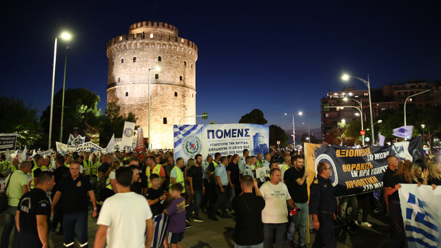 Πορεία των ενστόλων στη Θεσσαλονίκη εν όψει ΔΕΘ, δείτε φωτογραφίες 
