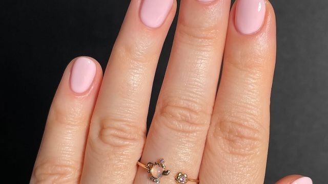 Bubble Bath Nails: Γιατί η συγκεκριμένη απόχρωση νυχιών δεν θα φύγει ποτέ από τη μόδα
