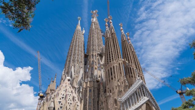 Sagrada Familia: Το αριστούργημα του ισπανικού μοντερνισμού στην «καρδιά» της Βαρκελώνης