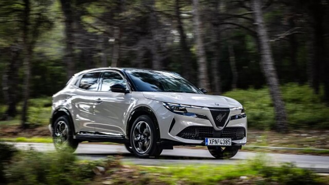Δοκιμάζουμε την υβριδική Alfa Romeo Junior - Πόσο κοστίζει στην Ελλάδα; 