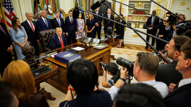 Εμπάργκο στη live κάλυψη του Τραμπ από CBS, NBC, ABC και Fox: Στο πλευρό του CNN μετά το μπλόκο του Λευκού Οίκου