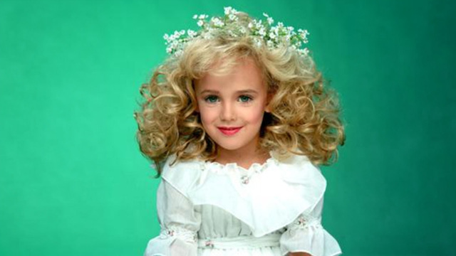 JonBenét Ramsey: Νέα θεωρία για τη δολοφονία του 6χρονου κοριτσιού που συγκλόνισε τις ΗΠΑ πριν από σχεδόν 30 χρόνια
