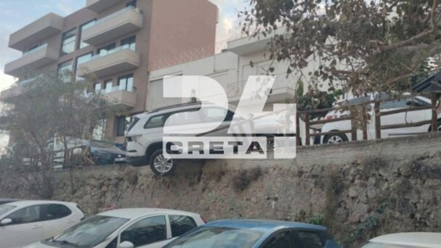 Τζιπ σε... τρελή πορεία στα Χανιά παρέσυρε σταθμευμένα οχήματα, το ένα έμεινε να κρέμεται πάνω από πάρκινγκ, δείτε φωτογραφίες