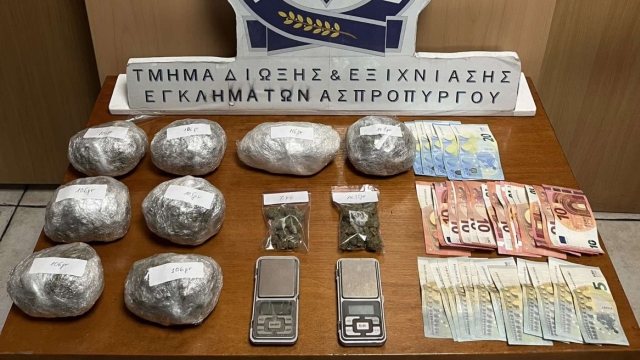 Συνελήφθησαν δύο άτομα για διακίνηση ναρκωτικών στην Αγία Βαρβάρα, τα έκρυβαν μέσα σε κούφωμα στην κουζίνα του σπιτιού, δείτε βίντεο