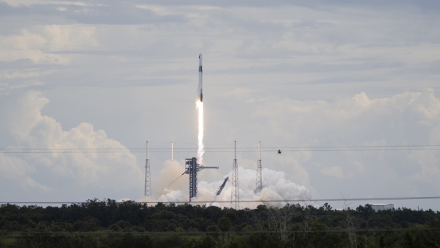 Εκτοξεύτηκε ο πύραυλος της SpaceX που μεταφέρει τέσσερις αστροναύτες στον Διεθνή Διαστημικό Σταθμό, βίντεο