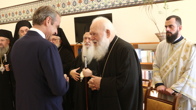 Ο αγιασμός της Βουλής: Οι παρέες και τα πηγαδάκια, ποιοι μίλησαν με ποιους - Δείτε φωτογραφίες