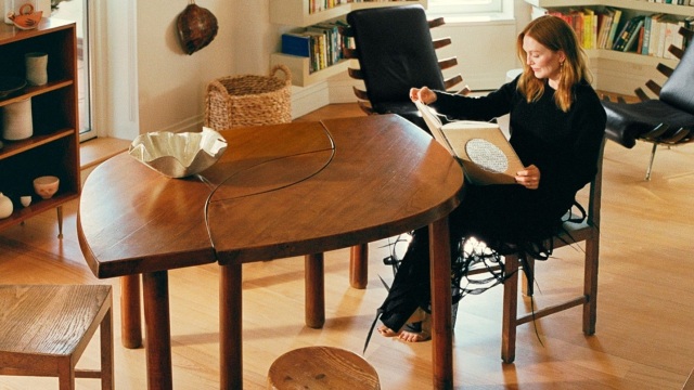 Η Julianne Moore μάς ξεναγεί στο σπίτι της στη Νέα Υόρκη: Ψηλά παράθυρα, φως και minimal διακόσμηση (εικόνες - βίντεο)