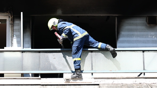 58χρονη στη Θεσσαλονίκη έβαζε φωτιά στην εξώπορτα της γειτόνισσάς της επειδή την ενοχλούσε ο θόρυβος