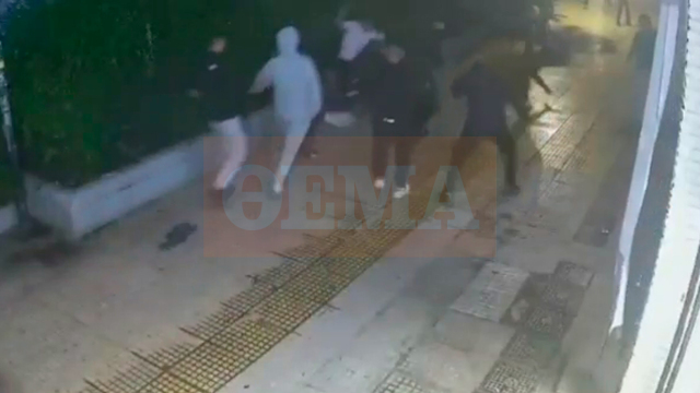Βίντεο ντοκουμέντο από την άγρια επίθεση 15 ανηλίκων σε δύο 18χρονους στην Κυψέλη, μαχαίρωσαν τον έναν πισώπλατα