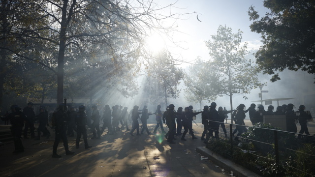 Δρακόντεια μέτρα ασφαλείας με 70.000 αστυνομικούς στους δρόμους της Γαλλίας - Απαγορεύσεις, λουκέτα σε μουσεία και αναβολές ποδοσφαιρικών αγώνων