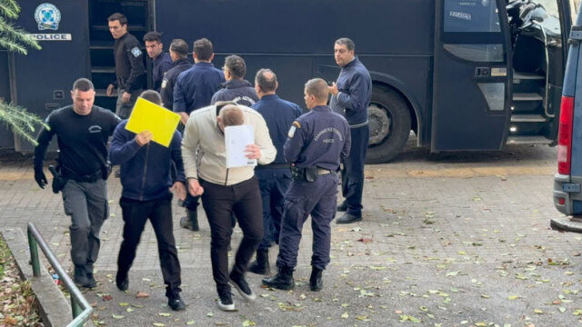 Έφτασαν στο Εφετείο οι 12 κατηγορούμενοι για τη δολοφονία Καμπανού - «Δικαίωση για τον Άλκη» ζήτησε η μητέρα του