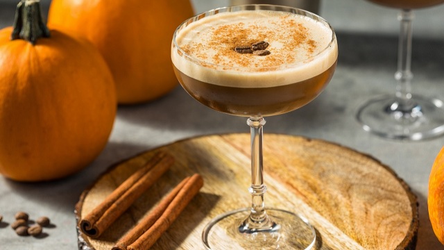 Pumpkin Spice Espresso Martini: Το κοκτέιλ που πίνουμε όλο το φθινόπωρο