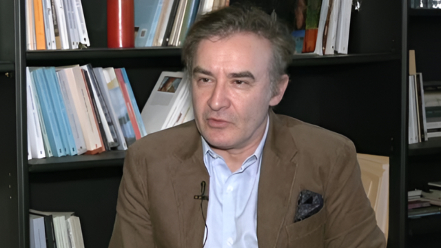 Νίκος Ορφανός: Προσπαθώ να είμαι ο μπαμπάς που ήθελα να έχω, δεν νομίζω ότι είχα πολύ ευτυχισμένα παιδικά χρόνια