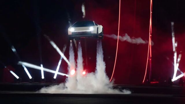 Η Ferrari «βγάζει το καπέλο» στην Tesla!