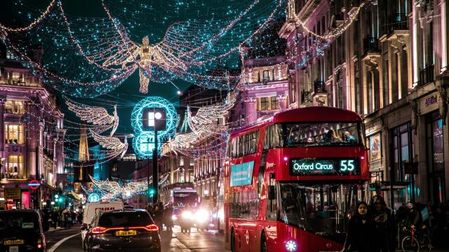 Oxford Street: Η άγνωστη ιστορία πίσω από τις πιο διάσημες βιτρίνες του Λονδίνου