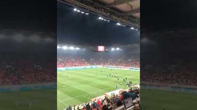 Οι παίκτες του ΠΑΟΚ κατά την είσοδο τους για ζεσταμα