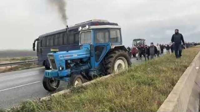 Κλούβα της Αστυνομίας επιχειρεί να σπάσει μπλόκο των αγροτών στις Σέρρες