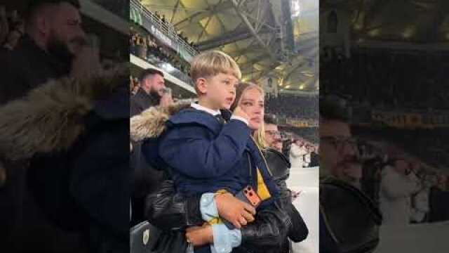 Η σύζυγος του Λούκα Γιόβιτς αγκαλιά με τον γιο τους που τραγουδάει τον ύμνο της ΑΕΚ