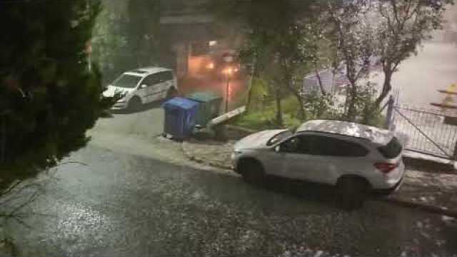 Ισχυρή καταιγίδα χτυπάει την Αττική: Δυνατός αέρας και χαλάζι σε πολλές περιοχές