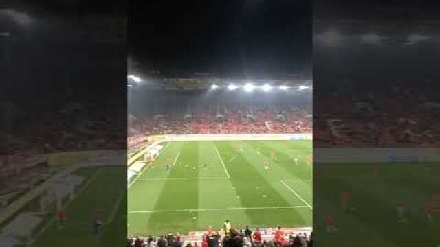 Η είσοδος των ερυθρολευκων