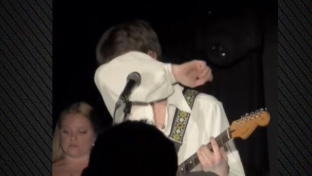 Κρουζ Μπέκαμ: Η συγκινητική ερμηνεία  για τη «ραγισμένη καρδιά» της μητέρας του σε συναυλία του
