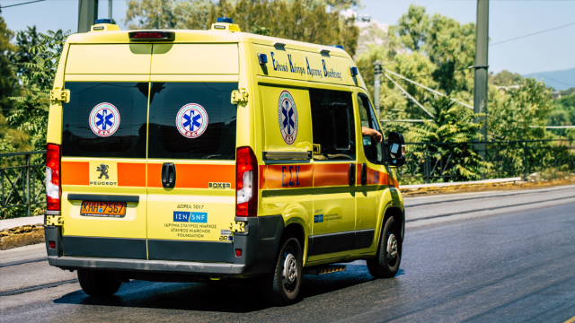 Ατύχημα στην Πατησίων: Σταυρός φαρμακείου έπεσε πάνω σε γυναίκα