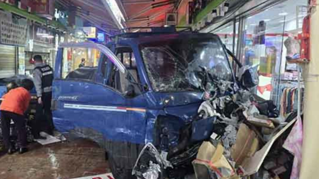 Φορτηγάκι έπεσε σε αγορά στη Νότια Κορέα - 20 τραυματίες, οι δύο δεν έχουν τις αισθήσεις τους