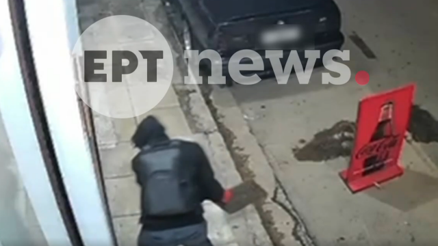 Βίντεο: Κλέφτης σπάει τζαμαρία με καπάκι φρεατίου στα Σεπόλια για να μπει σε καφετέρια