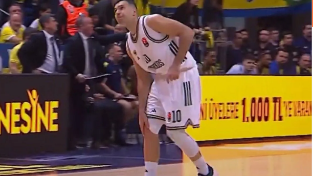 Αποχώρησε κρατώντας το γόνατό του προς το τέλος του Φενέρ - ΠΑΟ, βίντεο 