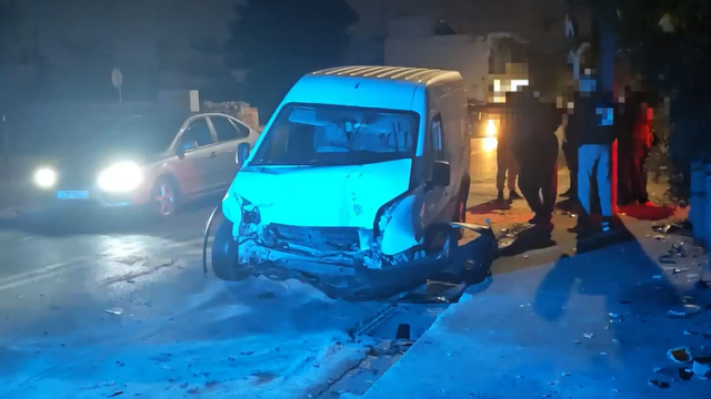 Σοβαρό τροχαίο στην Παιανία: Ένας τραυματίας με κρανιοεγκεφαλικές κακώσεις, δείτε βίντεο