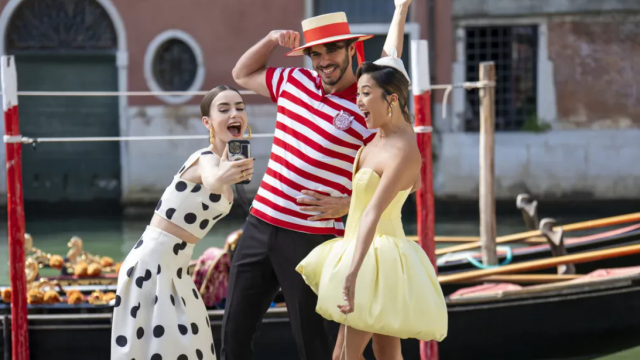 Emily in Paris: Η σχεδιάστρια κοστουμιών της σειράς αναλύει το στυλ της 5ης σεζόν
