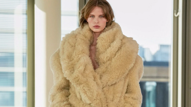 Faux fur coat: Πώς να φορέσετε τη μεγάλη τάση της σεζόν
