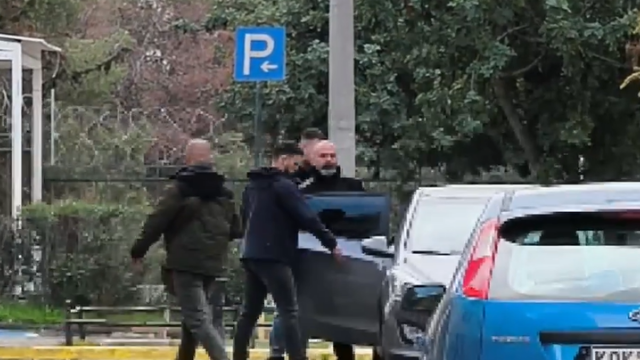 Στα δικαστήρια της Ευελπίδων ο γιος της Ελένης Παπαδοπούλου που συνελήφθη για τη δολοφονία της στο Κολωνάκι, δείτε βίντεο