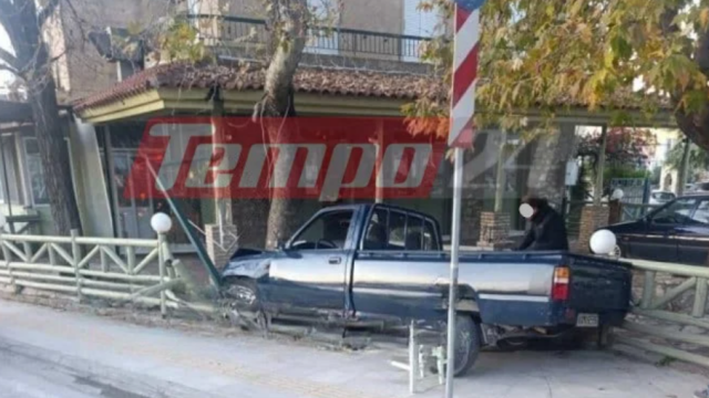 Πάτρα: Αγροτικό κατέληξε σε κατάστημα εστίασης, ο οδηγός βγήκε και έπεσε μέσα σε μία τρύπα