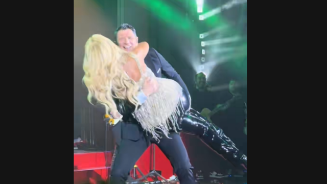 Ο Σάκης Ρουβάς σήκωσε τη Νατάσσα Θεοδωρίδου και του σκίστηκε το παντελόνι, δείτε βίντεο