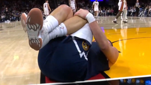 Αγωνία στους Νάγκετς: Ο Γιόκιτς χτύπησε στο γόνατο και σφάδαζε στο παρκέ, δείτε βίντεο