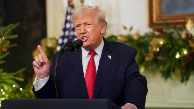 Τραμπ για το Ιράν: «Ξεπερνά την κόκκινη γραμμή, αν χτυπήσει βάσεις μας θα το χτυπήσουμε σκληρότερα»  