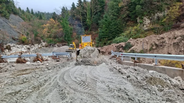 Μήνυμα του 112 για κίνδυνο κατολισθήσεων στην Ήπειρο: Ακυρώθηκε πτήση Αθήνα - Ιωάννινα λόγω κακοκαιρίας