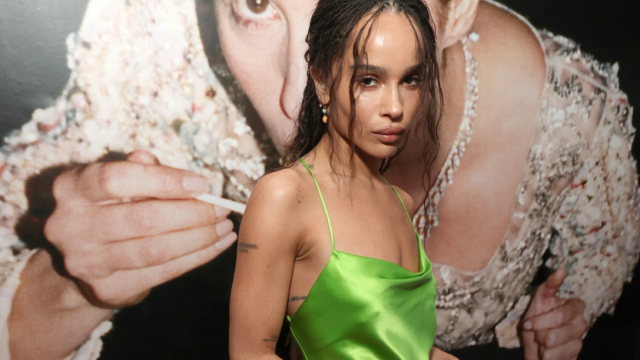 H Ζόι Κράβιτζ συνδύασε το φλούο πράσινο φόρεμά της με πορτοκαλί mules
