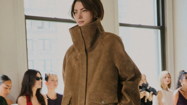 Funnel-neck coat: Το νέο αγαπημένο πανωφόρι της μόδας
