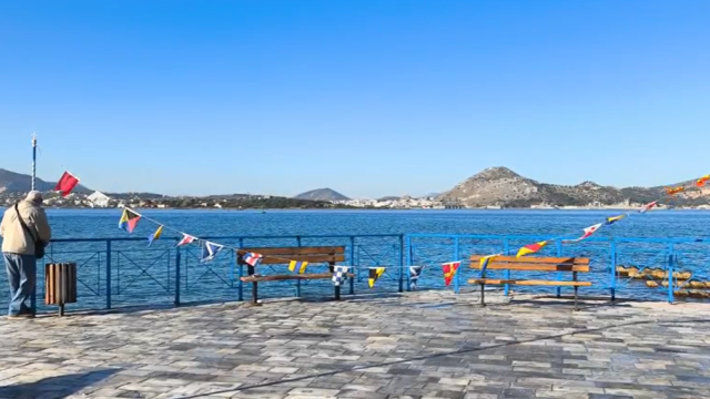 Αλιείς και πολίτες από το Πέραμα περιμένουν να υποδεχθούν τη φρεγάτα «Κίμων»
