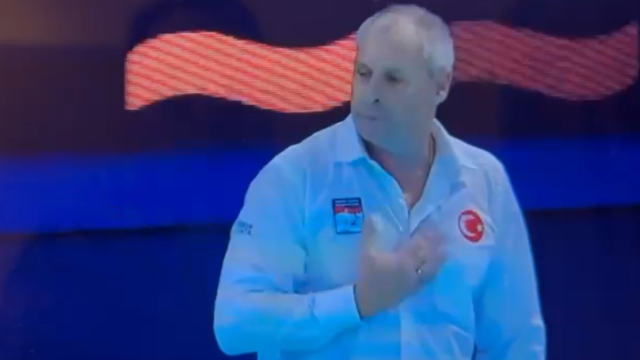 Βίντεο: Ο Έλληνας προπονητής της εθνικής πόλο της Τουρκίας κάνει το σταυρό του πριν από αγώνα 