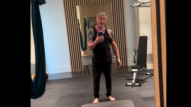 O Σιλβέστερ Σταλόνε συνεχίζει το γυμναστήριο στα 79 του και αποθεώνεται: «Ο Σλάι δεν γερνάιει ποτέ»